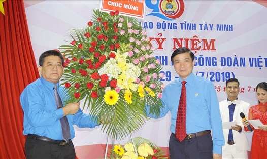 Đồng chí Bùi Văn Cường - Ủy viên Trung ương Đảng, Chủ tịch Tổng LĐLĐVN (bên phải ảnh) trao tặng lẵng hoa chúc mừng cho đại diện LĐLĐ tỉnh Tây Ninh.