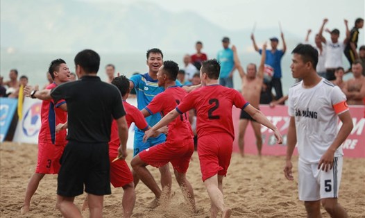 HLV của Khánh Hòa (áo đỏ) dính nghi án dàn xếp tỉ số ở giải bóng đá bãi biển VĐQG Cup Vietfootball 2019. Ảnh: T.P