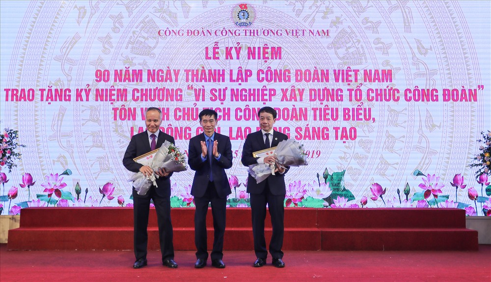 Phó Chủ tịch Tổng Liên đoàn Lao động Việt Nam Trần Văn Thuật trao Kỷ niệm chương "Vì sự nghiệp xây dựng tổ chức Công đoàn" cho lãnh đạo Bộ Công Thương. Ảnh: S.T