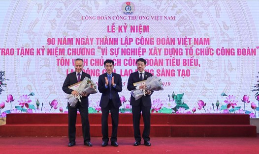 Phó Chủ tịch Tổng Liên đoàn Lao động Việt Nam Trần Văn Thuật trao Kỷ niệm chương "Vì sự nghiệp xây dựng tổ chức Công đoàn" cho lãnh đạo Bộ Công Thương. Ảnh: S.T