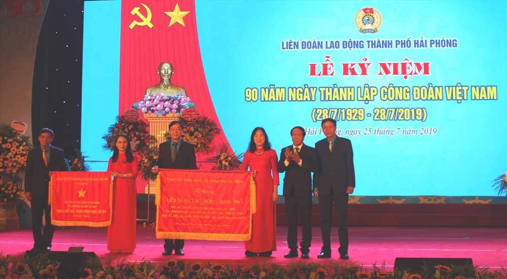 Đồng chí Lê Văn Thành, Ủy viên Trung ương Đảng, Bí thư Thành ủy Hải Phòng trao cờ thi đua của Thủ tướng Chính phủ và bức trướng của Thành ủy - HĐND - UBND thành phố tặng Liên đoàn Lao động TP Hải Phòng.