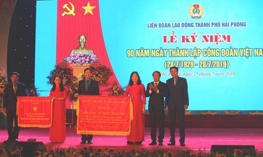 Đồng chí Lê Văn Thành, Ủy viên Trung ương Đảng, Bí thư Thành ủy Hải Phòng trao cờ thi đua của Thủ tướng Chính phủ và bức trướng của Thành ủy - HĐND - UBND thành phố tặng Liên đoàn Lao động TP Hải Phòng.