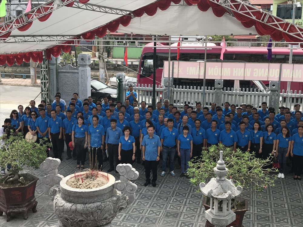 Đoàn đại biểu Công đoàn Đường sắt Việt Nam dâng hương tại Khu lưu niệm.