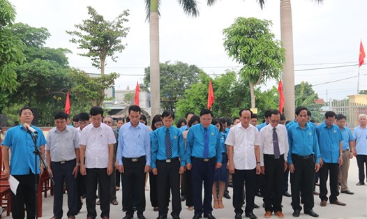 Các đại biểu dâng hương tưởng niệm và báo công đồng chí Nguyễn Đức Thuận.