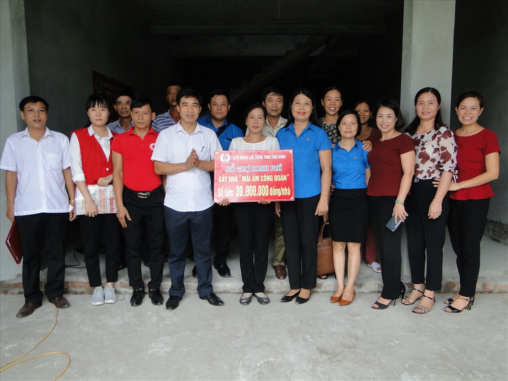 Lãnh đạo LĐLĐ tỉnh, LĐLĐ huyện, Hội chữ thập đỏ huyện chúc mừng cô giáo Trần Thị Hằng trong buổi khánh thành nhà mới. Ảnh: B.M