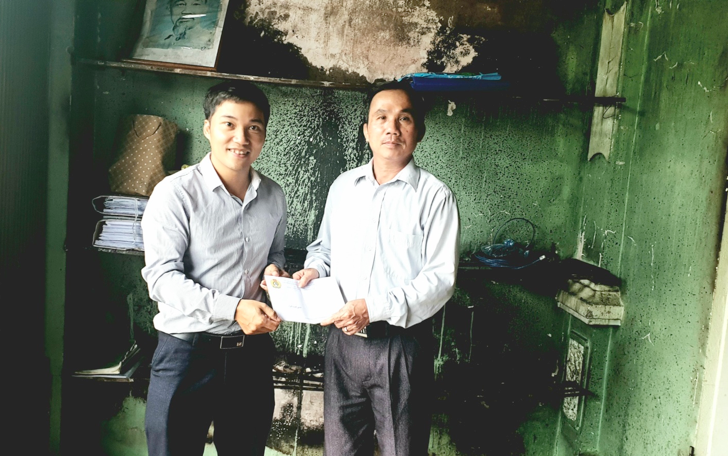 Đồng chí Phan Tiến Huy -  Chủ tịch LĐLĐ thị xã Mường Lay 
trao quà cho gia đình bị thiệt hại do hỏa hoạn. Ảnh: Phan Huy