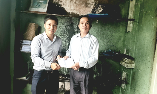Đồng chí Phan Tiến Huy -  Chủ tịch LĐLĐ thị xã Mường Lay 
trao quà cho gia đình bị thiệt hại do hỏa hoạn. Ảnh: Phan Huy
