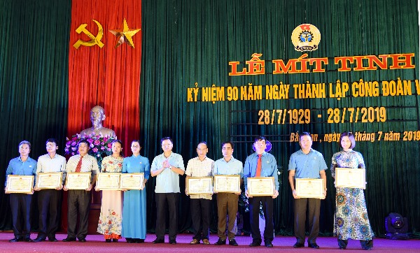 Các cá nhân nhận Bằng khen vì có thành tích xuất sắc trong phong trào công nhân viên chức lao động và hoạt động công đoàn.