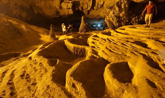 Những vỉa đá nền hang kỳ thú, mỗi ngày "đón" hàng vạn bước chân khách du lịch (ảnh T.H)