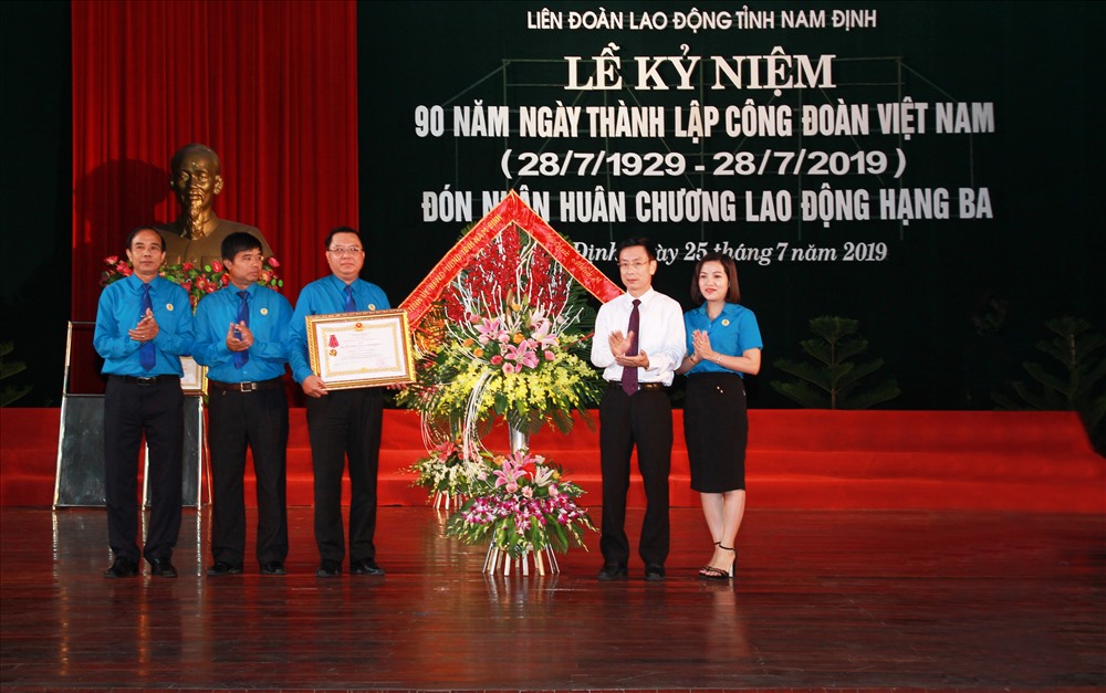 Đồng chí Phạm Đình Nghị, Phó Bí thư Tỉnh ủy, Chủ tịch UBND tỉnh Nam Định thừa uỷ quyền của Chủ tịch Nước trao tặng Huân chương Lao động hạng Ba cho Liên đoàn Lao động tỉnh.