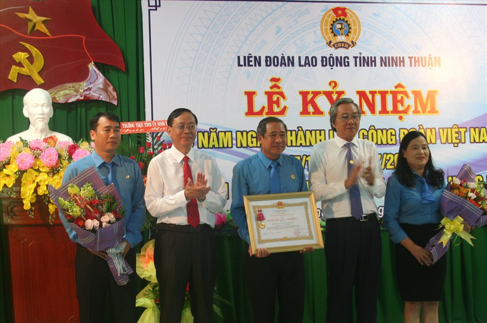 Tập thể lãnh đạo LĐLĐ tỉnh Ninh Thuận đón nhận huân chương lao động hạng Ba. Ảnh: P.Linh