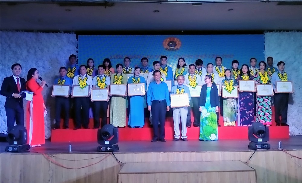 Cán bộ công đoàn được biểu dương tại buổi lễ. Ảnh: TL