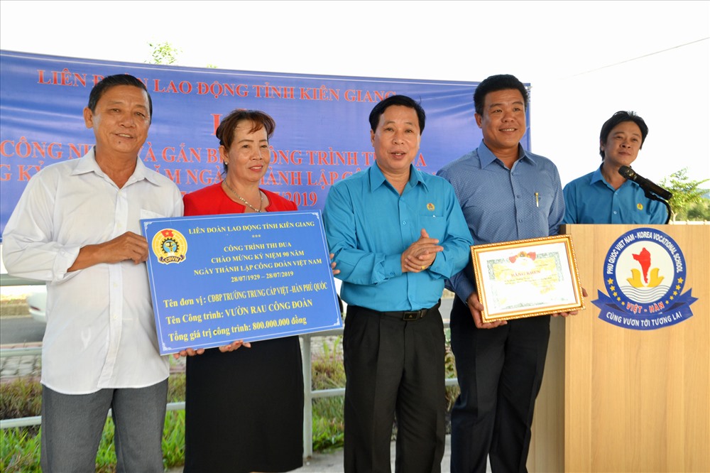 Ông Trần Thanh Việt (thứ 2 từ phải sang) trao chứng nhận và Bằng khen LĐLĐ tỉnh Kiên Giang cho công trình Vườn rau CĐ. Ảnh: LỤC TÙNG