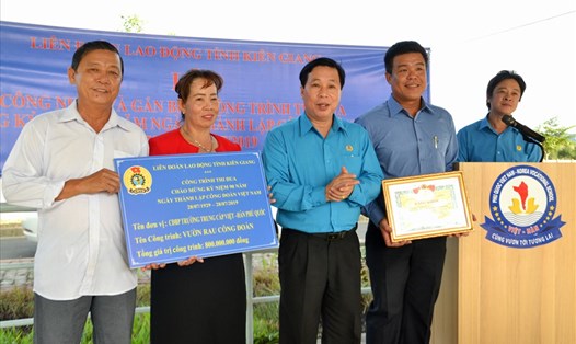 Ông Trần Thanh Việt (thứ 2 từ phải sang) trao chứng nhận và Bằng khen LĐLĐ tỉnh Kiên Giang cho công trình Vườn rau CĐ. Ảnh: LỤC TÙNG