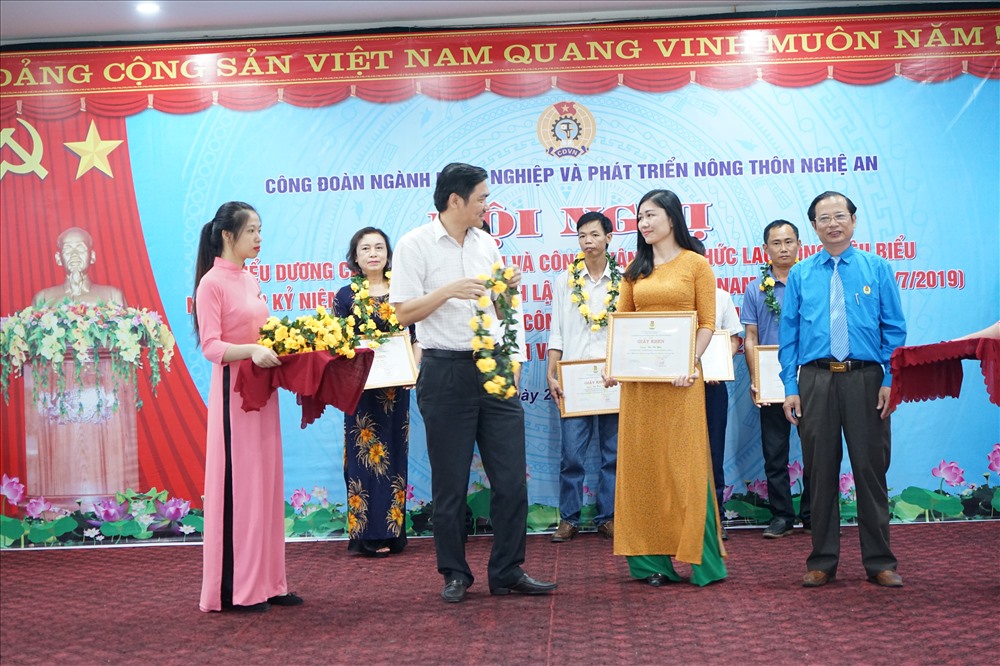 Biểu dương người lao động tiêu biểu ngành Nông nghiệp và Phát triển nông thôn Nghệ An. Ảnh: PV