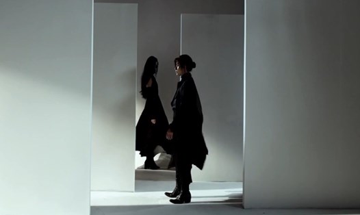 Hình ảnh trong MV "Hai bàn tay". Ảnh cắt từ clip