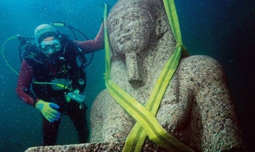 Pho tượng cổ được phát hiện khi khai quật thành phố chìm. Ảnh: Franck Goddio/Hilti Foundation/Christoph Gerigk