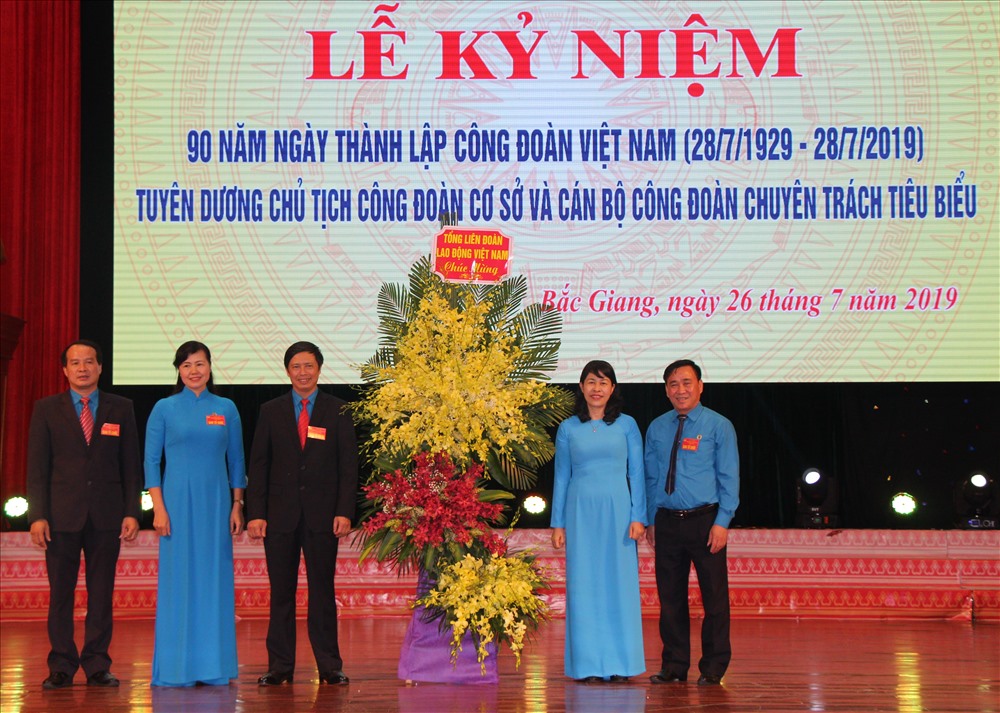 Đồng chí Trịnh Thanh Hằng, Ủy viên Đoàn Chủ tịch, Trưởng ban Nữ công (Tổng Liên đoàn Lao động Việt Nam) trao lẵng hoa chúc mừng của Tổng Liên đoàn Lao động Việt Nam tới Liên đoàn Lao động tỉnh Bắc Giang.