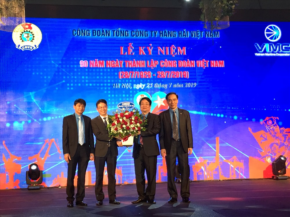 Lãnh đạo TCty Hàng hải Việt Nam tặng hoa chúc mừng lãnh đạo CĐ TCty Hàng hải Việt Nam tại lễ kỷ niệm.