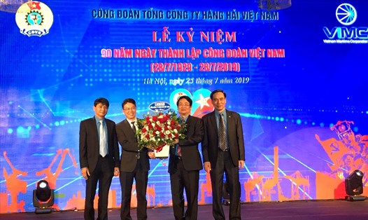 Lãnh đạo TCty Hàng hải Việt Nam tặng hoa chúc mừng lãnh đạo CĐ TCty Hàng hải Việt Nam tại lễ kỷ niệm.