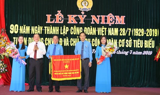 LĐLĐ tỉnh Quảng Trị đón nhận cờ thi đua của Thủ  tướng Chính phủ trao tặng. Ảnh: Hưng Thơ.