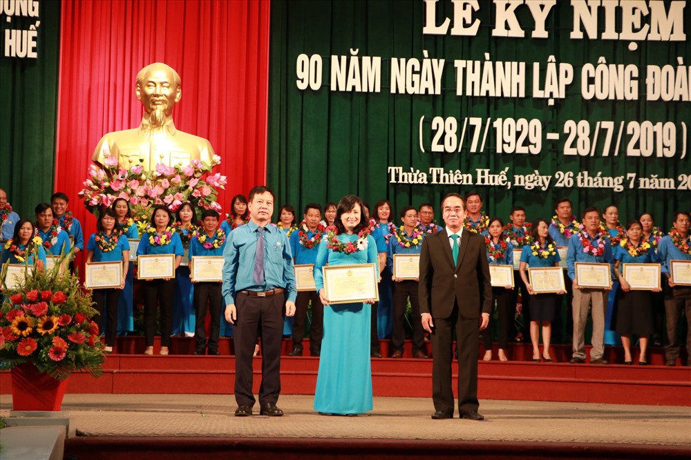LĐLĐ tỉnh Thừa Thiên - Huế  đã tuyên dương 90 cán bộ Công đoàn tiêu biểu năm 2019. Ảnh: PĐ.