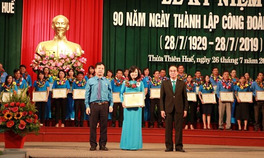 LĐLĐ tỉnh Thừa Thiên - Huế  đã tuyên dương 90 cán bộ Công đoàn tiêu biểu năm 2019. Ảnh: PĐ.