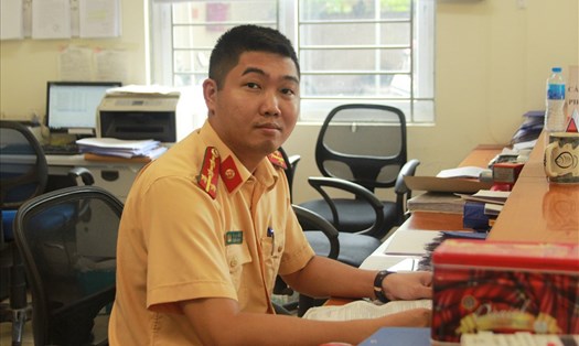 Đại úy Đỗ Xuân Khoa - tổ trưởng tổ hành chính đội CSGT số 6. Ảnh Trần Vương