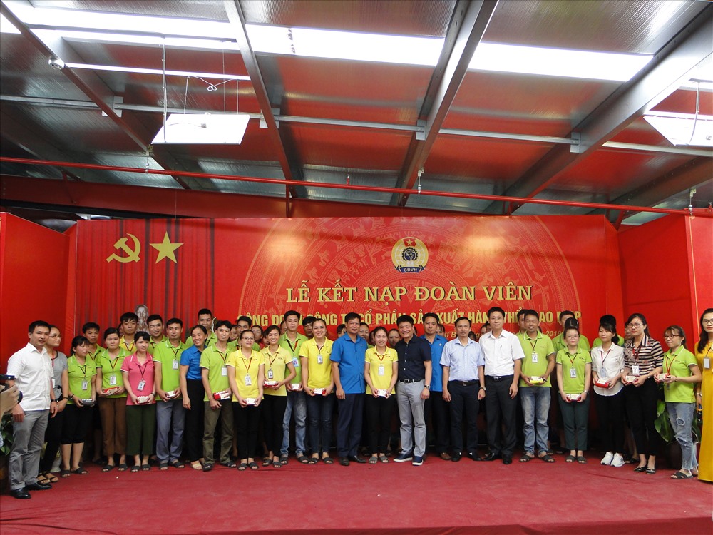 Lãnh đạo LĐLĐ tỉnh, lãnh đạo công ty trao thẻ đoàn viên. Ảnh: B.Mạnh