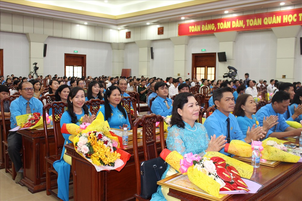 Cán bộ CĐ tỉnh Tiền Giang dự Lễ kỷ niệm 90 năm Ngày thành lập CĐVN. Ảnh: Kỳ Quan