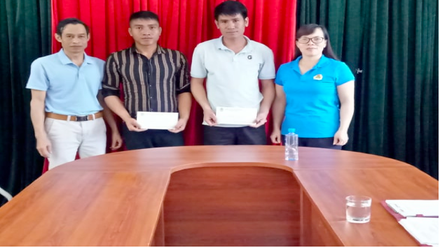 Nguyễn Thị Thái - Chủ tịch LĐLĐ huyện trao quà cho đoàn viên, CNVCLĐ 
có hoàn cảnh khó khăn. Ảnh: N.Hoàng