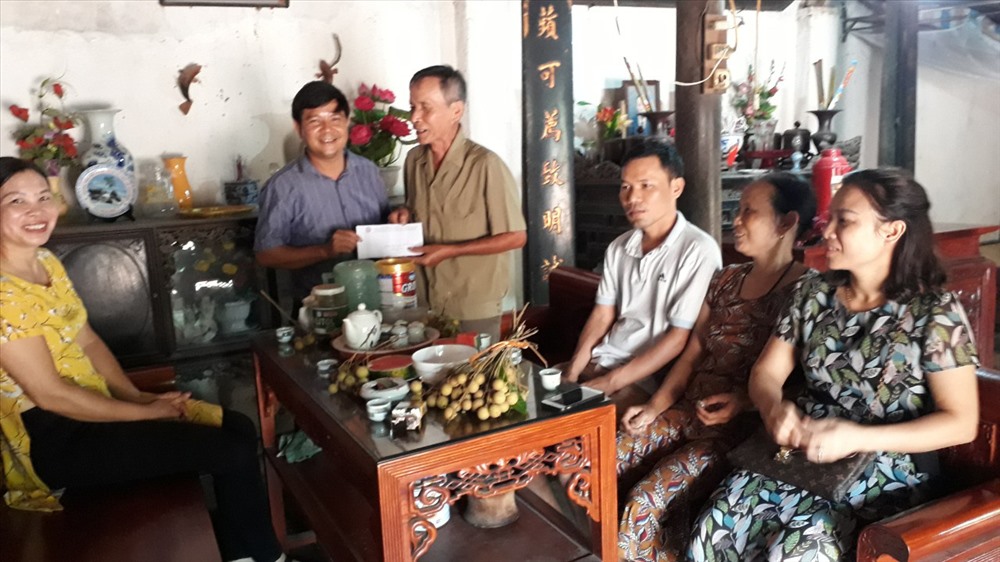 Công đoàn Trường THCS Dĩnh Trì thăm, tặng quà gia đình đoàn viên công đoàn có thân nhân là thương binh, liệt sĩ.