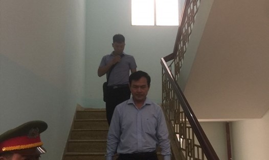 Bị can Nguyễn Hữu Linh rời tòa sau khi thẩm phán tuyên trả hồ sơ để điều tra bổ sung. Ảnh: Huân Cao