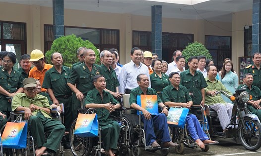 Ông Nguyễn Văn Hợp  thăm và tặng quà tặng quà các thương bệnh binh tại Trung tâm Điều dưỡng thương binh và người có công Long Đất, Bà Rịa-Vũng Tàu