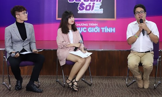 Bác sĩ Nguyễn Tấn Thủ (ngoài cùng bên phải) nói chuyên với các bạn sinh viên Trường Đại học Hoa Sen về chủ đề an toàn tình dục. Ảnh: A.N