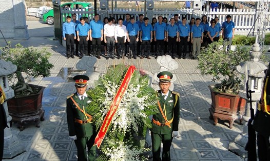 Đoàn Công tác của Tổng LĐLĐ Việt Nam dâng hương tại Khu lưu niệm đồng chí Nguyễn Đức Cảnh tại Diêm Điền, Thái Thụy, Thái Bình. Ảnh Bá Mạnh