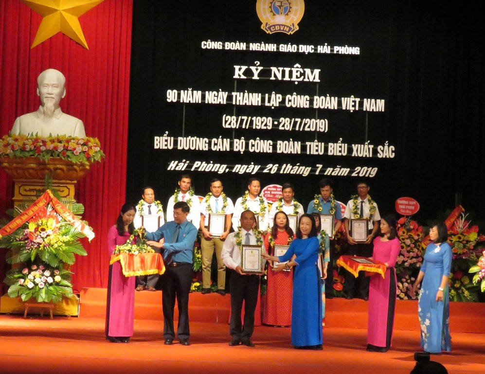 Ông Tống Văn Băng - Chủ tịch LĐLĐ Hải Phòng và bà Lâm Tuyết Trinh - Chủ tịch Công đoàn GD&ĐT Hải Phòng biểu dương các cán bộ Công đoàn tiêu biểu - ảnh MC