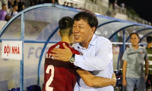 HLV Chung Hae-seong vui mừng sau khi TP.HCM có bàn gỡ hòa 2-2 trước Hà Nội ở phút cuối trận. Ảnh: H.G