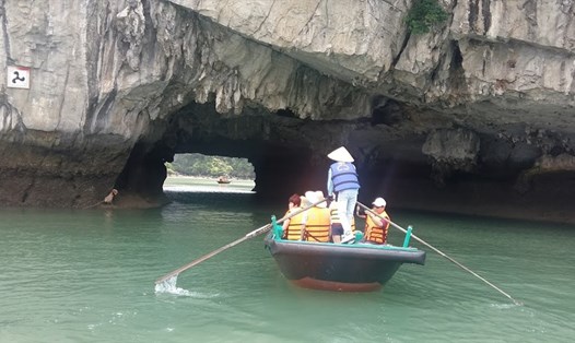 "Cổng" vào hang Luồn. Ảnh: Nguyễn Hùng