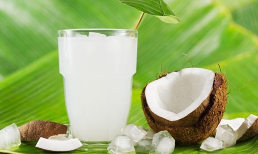 Hầu hết mọi người đều cho rằng nước dừa là thức uống tốt cho sức khỏe. Ảnh minh họa