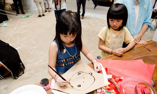 Các em nhỏ được tập làm diều trong thời gian diễn ra lễ hội. Ảnh: LX