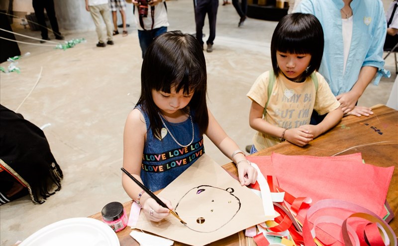 Các em nhỏ được tập làm diều trong thời gian diễn ra lễ hội. Ảnh: LX