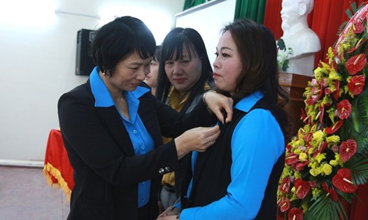 Lãnh đạo LĐLĐ Lâm Đồng trao tặng Kỷ niệm chương Vì sự nghiệp xây dựng tổ chức Công đoàn cho cá nhân có thành tích xuất sắc (Ảnh: H.Thắm)
