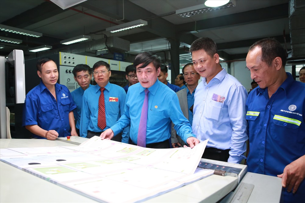 Chủ tịch Tổng LĐLĐ VN Bùi Văn Cường thăm công nhân công ty In Công đoàn. Ảnh: HẢI NGUYỄN