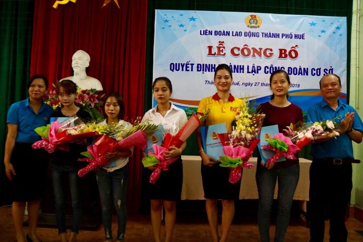 Đại diện các CĐCS nhận hoa và Quyết định từ lãnh đạo LĐLĐ TP. Huế. Ảnh: PĐ.