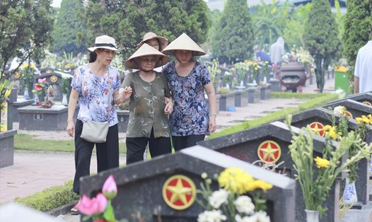 Nhiều người tới viếng thăm tại Nghĩa trang Liệt sĩ Nhổn (Hà Nội), dịp 27.7. Ảnh Trần Vương