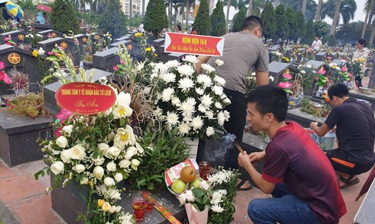 Anh Triệu Minh Tùng dâng hương lên phần mộ của liệt sĩ Đặng Thùy Trâm. Ảnh: Phạm Đông.