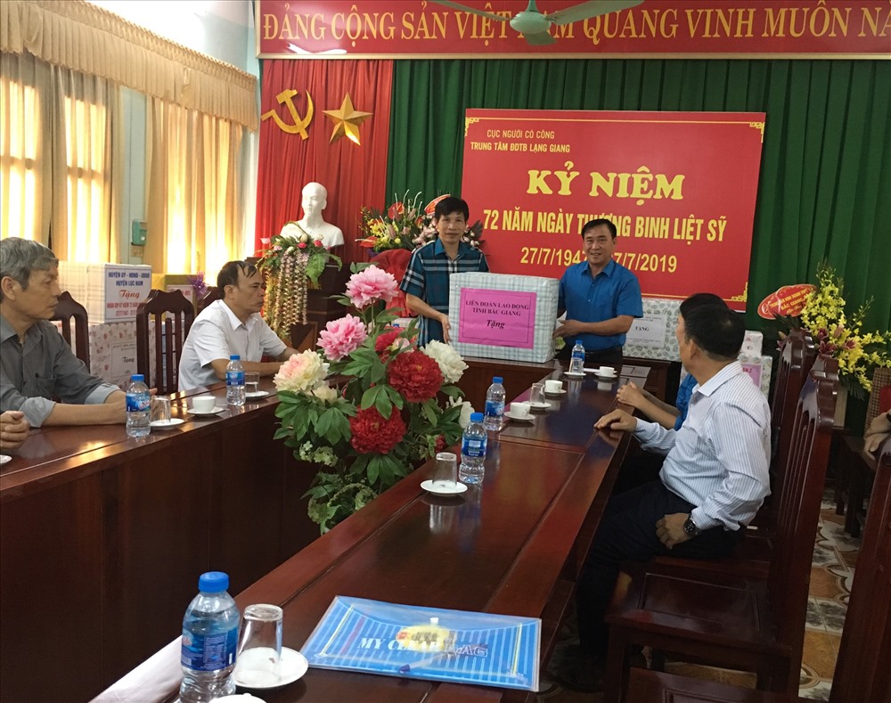 Đồng chí Nguyễn Văn Bắc - Phó Chủ tịch Liên đoàn Lao động tỉnh tặng quà các thương, bệnh binh Trung tâm Điều dưỡng Thương binh Lạng Giang.