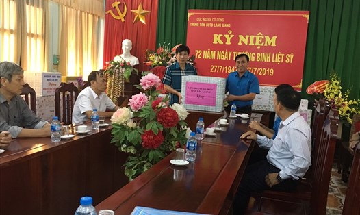 Đồng chí Nguyễn Văn Bắc - Phó Chủ tịch Liên đoàn Lao động tỉnh tặng quà các thương, bệnh binh Trung tâm Điều dưỡng Thương binh Lạng Giang.