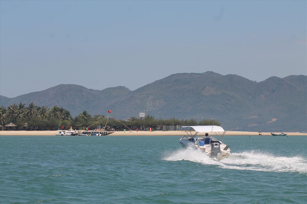 Nha Trang, Khánh Hòa nổi lên nhiều dịch vụ du lịch mạo hiểm cần sự quản lý chặt chẽ hơn của cơ quan quản lý Nhà nước. Ảnh: PV